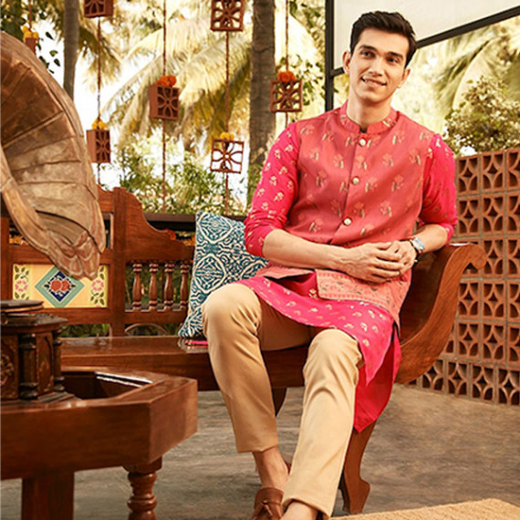 https://www.designerszone.in/vi/products/men-magenta-pink-golden-floral-printed-thread-work-floral-kurta-2