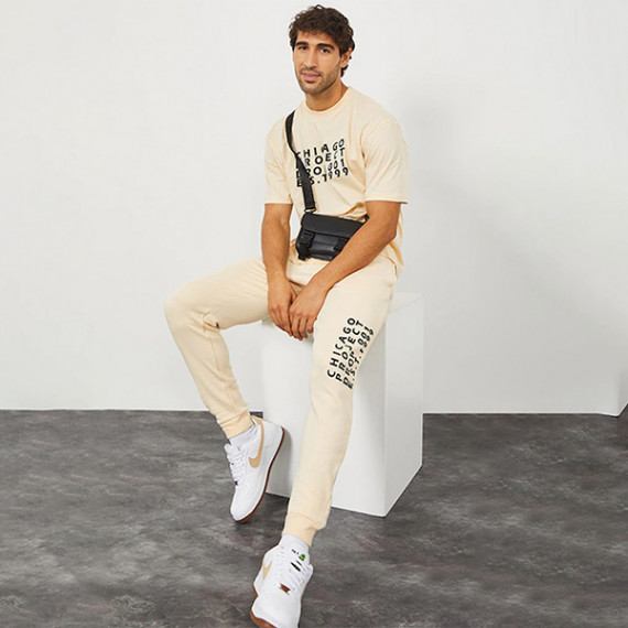 https://www.designerszone.in/vi/products/men-cream-colored-solid-slim-fit-cotton-joggers