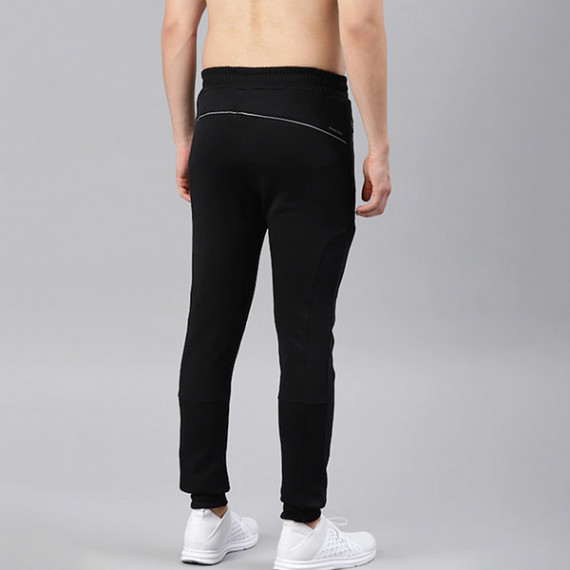 https://www.designerszone.in/vi/products/men-black-solid-rapid-dry-running-joggers