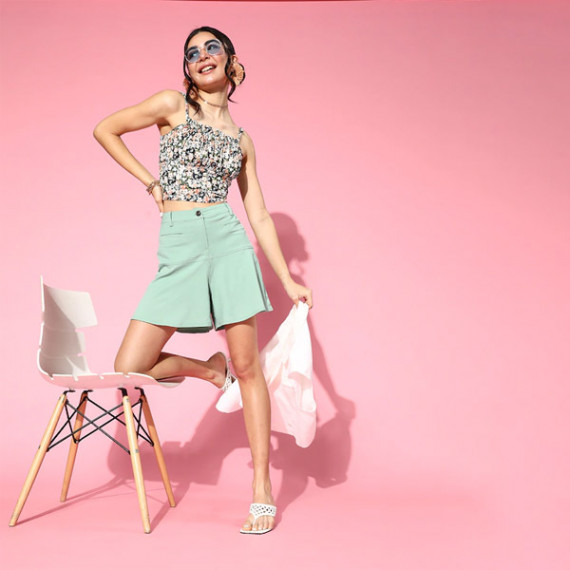 https://www.designerszone.in/vi/products/women-green-shorts