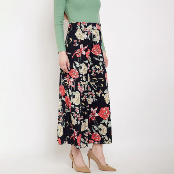 https://www.designerszone.in/vi/products/women-black-red-floral-printed-flared-palazzos