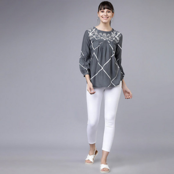 https://www.designerszone.in/vi/products/women-grey-and-white-printed-a-line-top