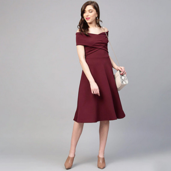 https://www.designerszone.in/vi/products/burgundy-off-shoulder-pleated-fit-flare-dress