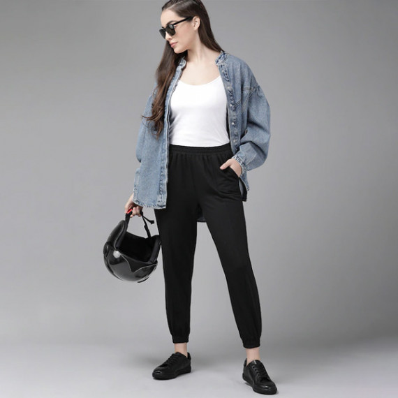 https://www.designerszone.in/vi/products/women-black-solid-straight-fit-cropped-joggers