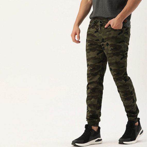 https://www.designerszone.in/vi/products/men-olive-green-camouflage-printed-slim-fit-joggers-trousers