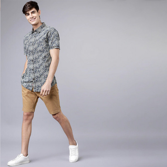 https://www.designerszone.in/vi/products/men-khaki-solid-slim-fit-regular-shorts