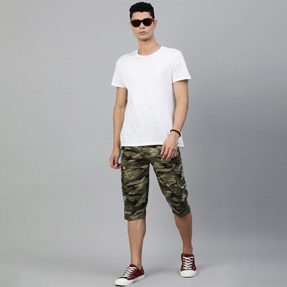 https://www.designerszone.in/vi/products/men-olive-green-beige-camouflage-printed-pure-cotton-34th-cargo-shorts