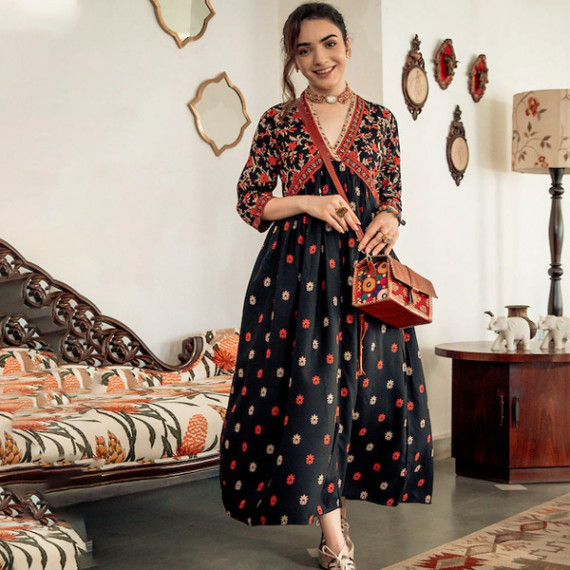 https://www.designerszone.in/vi/products/black-orange-ethnic-motifs-printed-maxi-dress