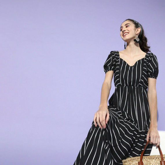 https://www.designerszone.in/vi/products/black-white-striped-crepe-maxi-dress
